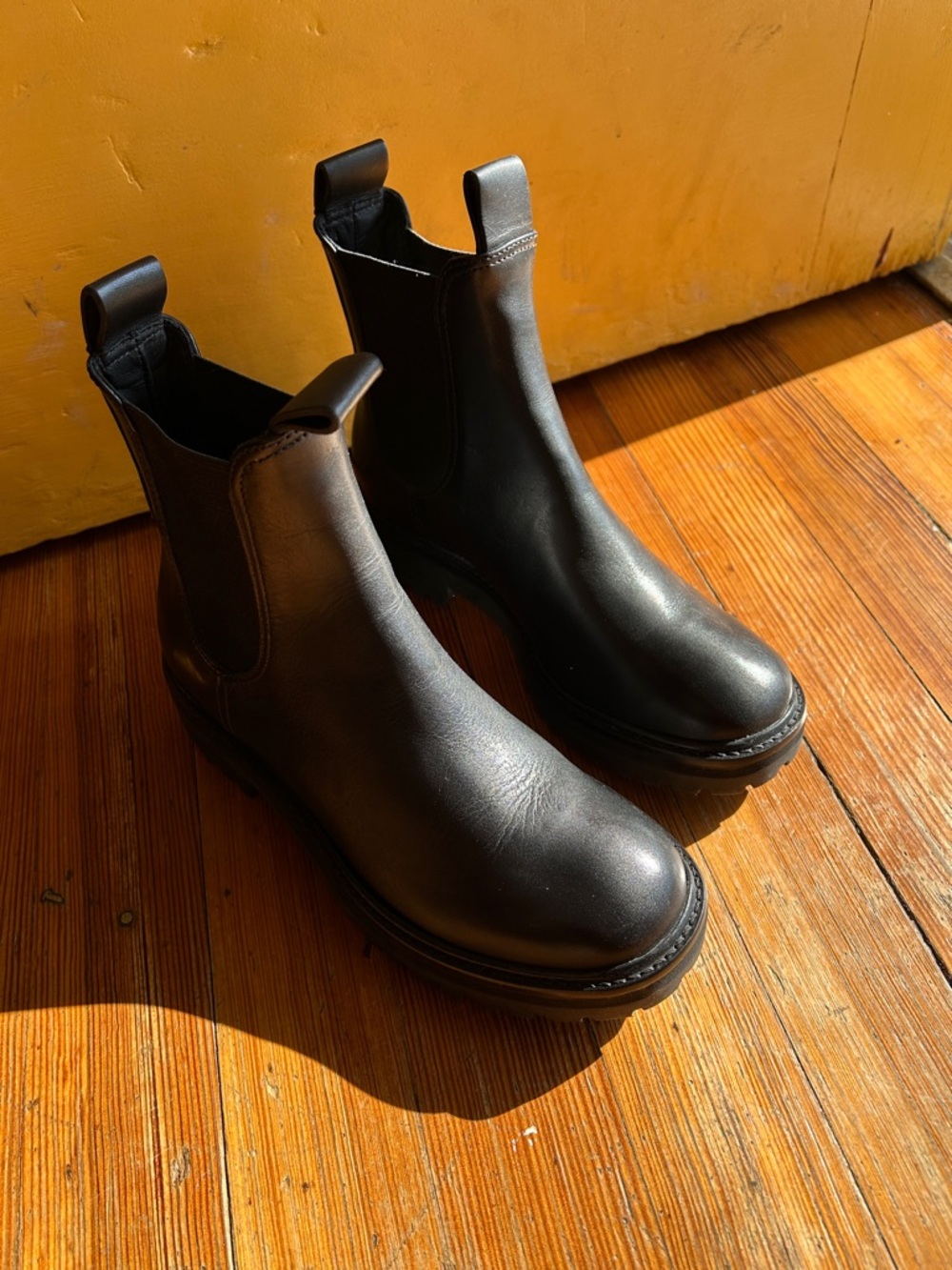Everlane women’s Black Chelsea Boots - Sleek Slip-On Leather